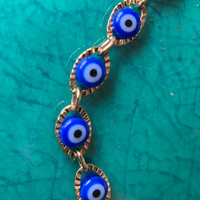 Pulsera con mini dijes de ojo turco