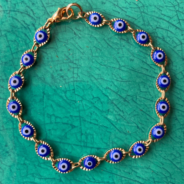 Pulsera con mini dijes de ojo turco