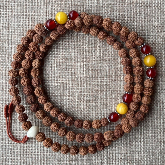 Mala de 108 cuentas de rudraksha de 8 mm con separadores y Guru Bead de diferentes materiales.