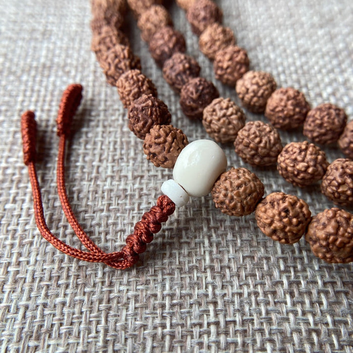 Mala de 108 cuentas de rudraksha de 8 mm con separadores y Guru Bead de diferentes materiales.