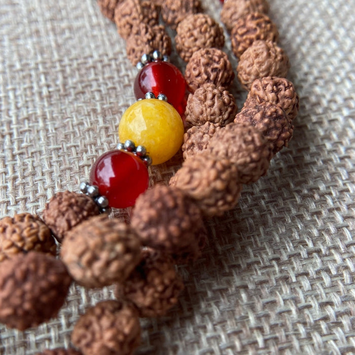 Mala de 108 cuentas de rudraksha de 8 mm con separadores y Guru Bead de diferentes materiales.