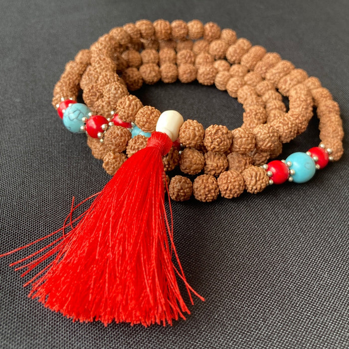 Mala de 108 cuentas de rudraksha de 8 mm con separadores y Guru Bead de diferentes materiales.