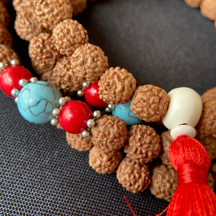 Mala de 108 cuentas de rudraksha de 8 mm con separadores y Guru Bead de diferentes materiales.