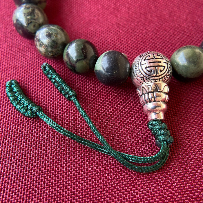 Mala de 21 cuentas de Jade Guatemalteco de 8mm con Guru Bead plateada, ajustable